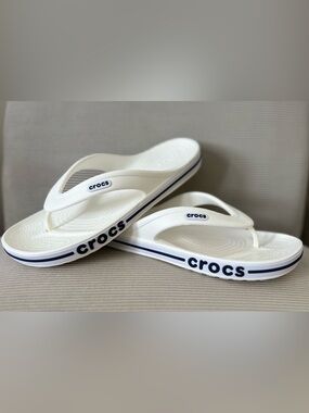 Crocs Men’s Bayaband Flip Flops - White / Navy size 10 (Women’s 12)